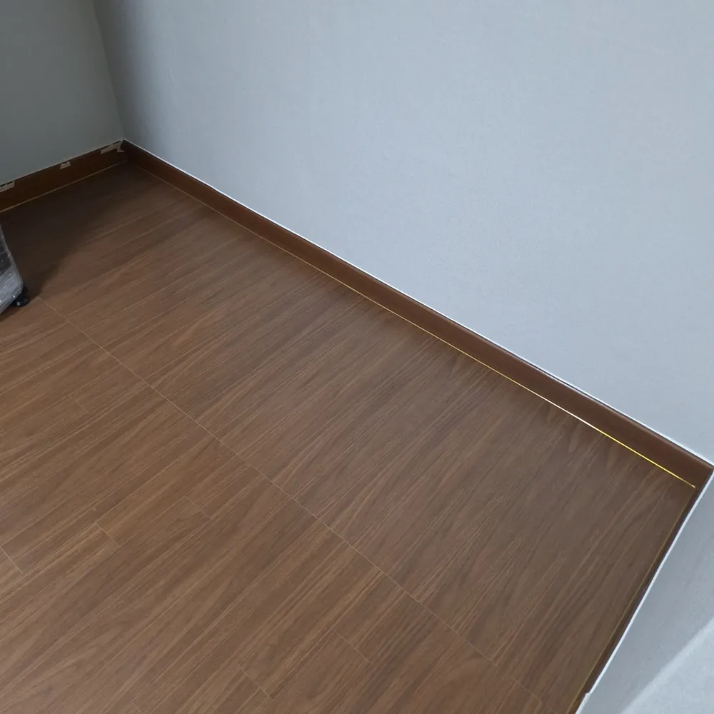 침실 마루 교체를 마치고 가구를 들이기 전 깔끔한 방 바닥