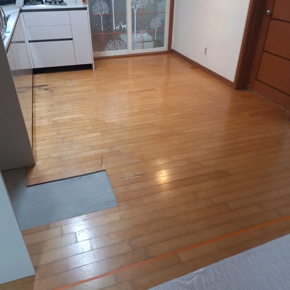 마루 보수가 끝나 하루 만에 마감된 방 바닥