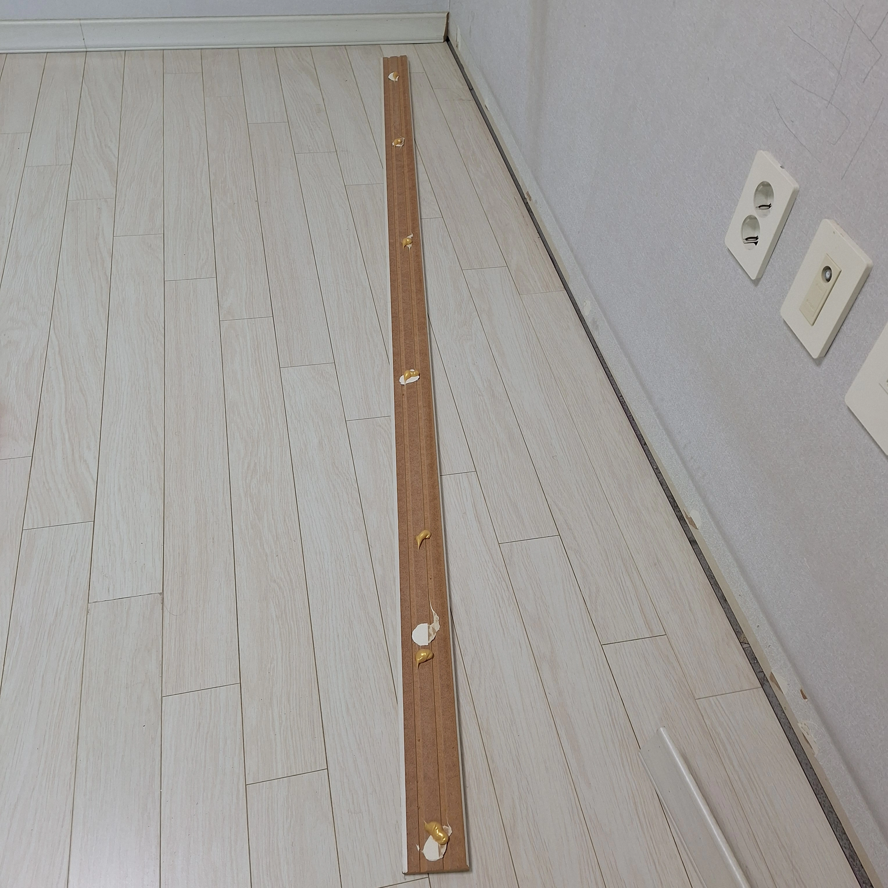 강화마루 긁힘 보수 중 — 손상 자재 제거 후 하지 확인
